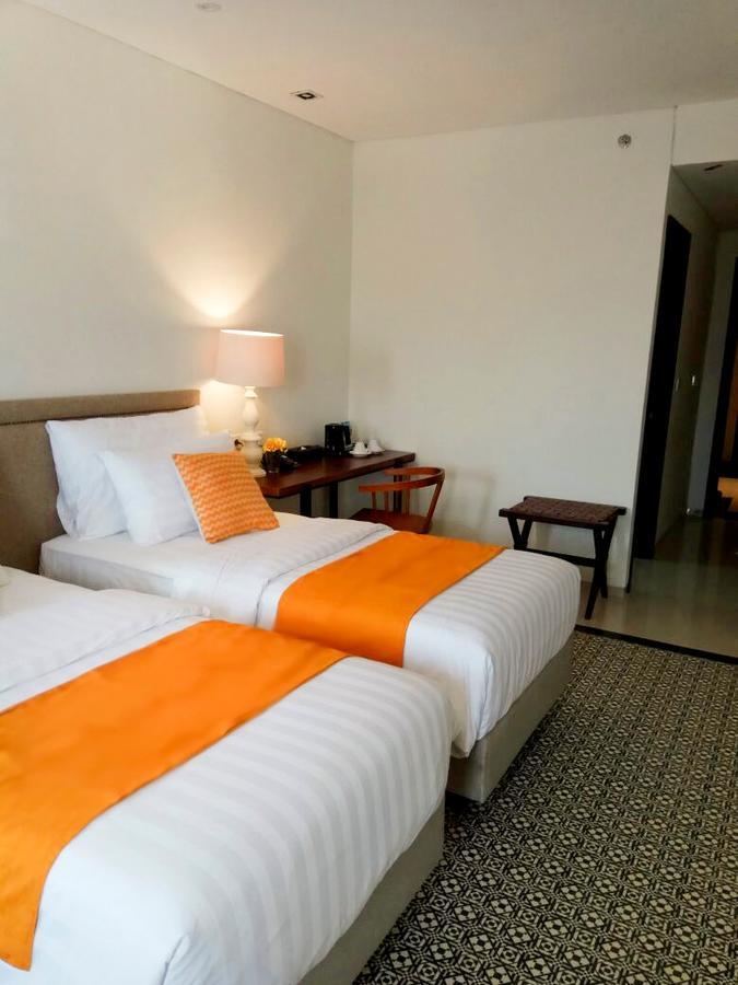 M Hotel Sorong Esterno foto