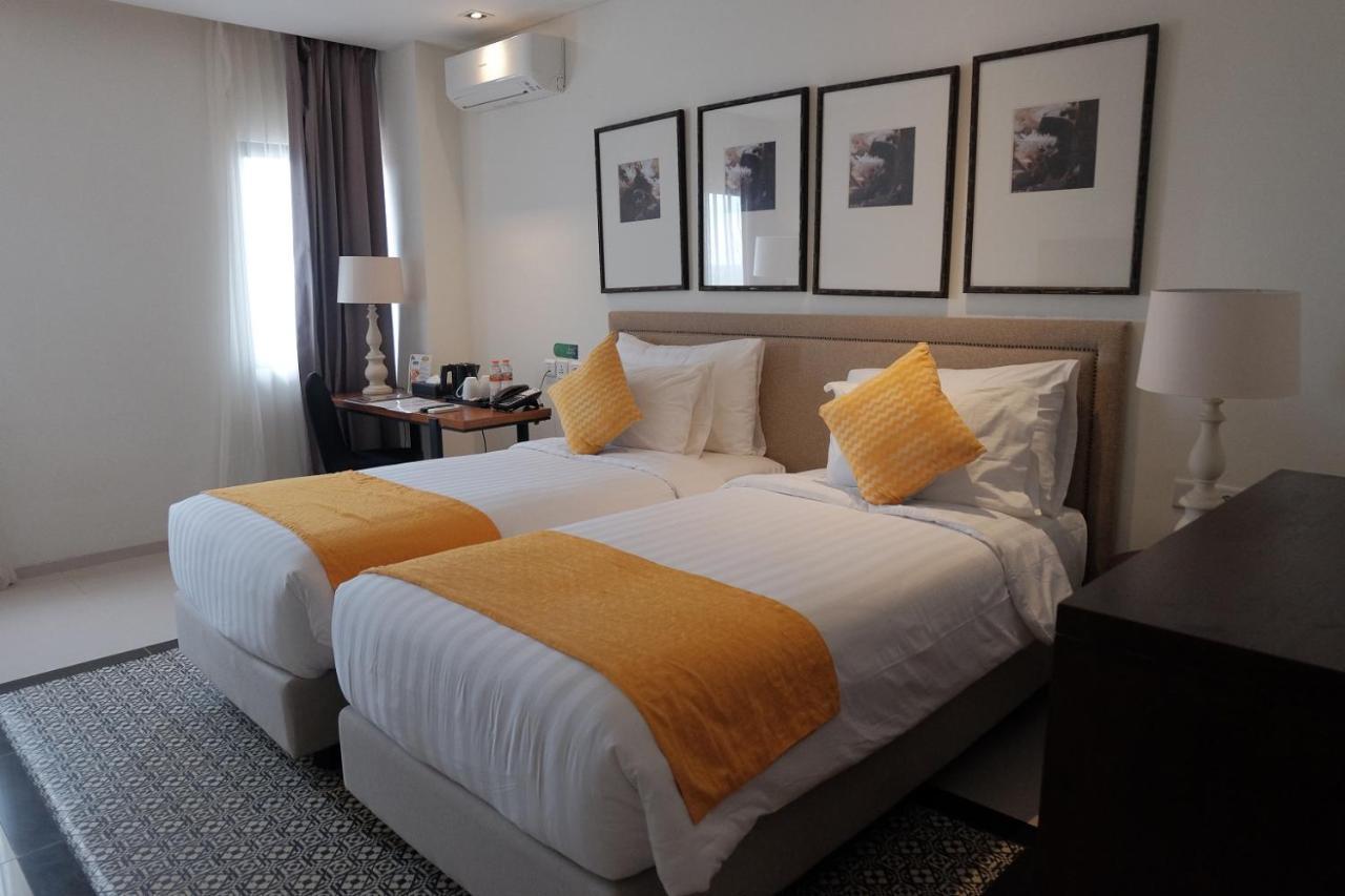 M Hotel Sorong Esterno foto