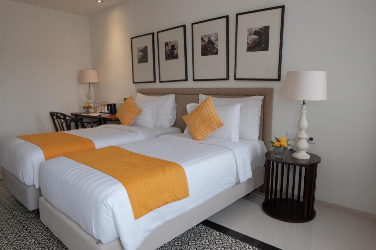 M Hotel Sorong Esterno foto
