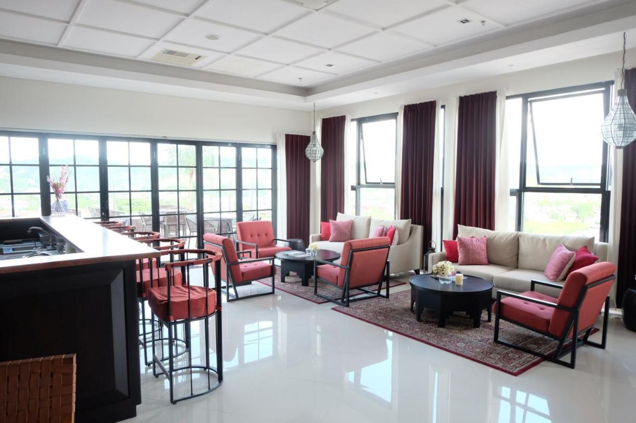M Hotel Sorong Esterno foto