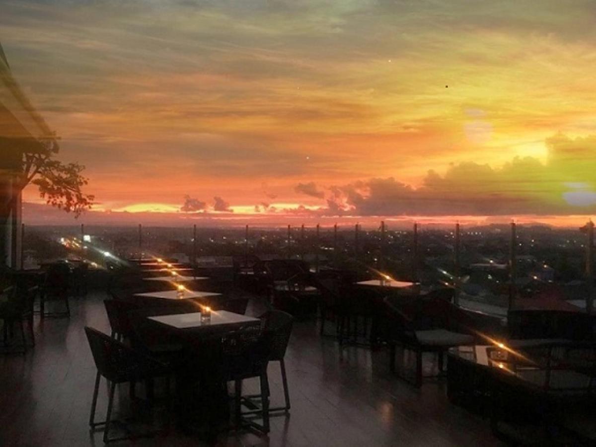 M Hotel Sorong Esterno foto